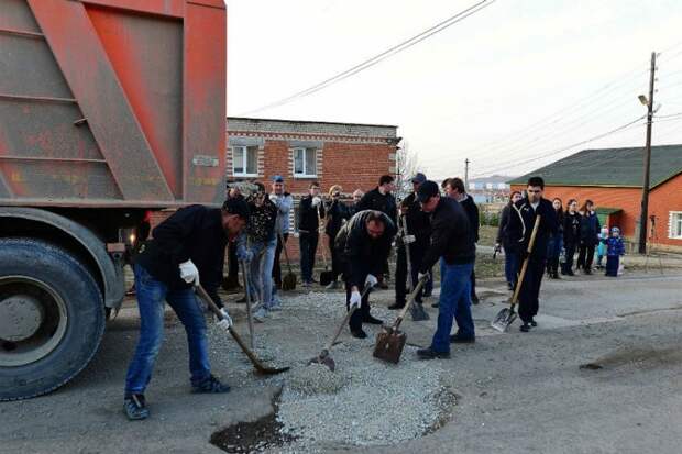 В Свердловской области автомобилисты сами заделывают ямы на дорогах  асфальт, ремонт дорог, ямы