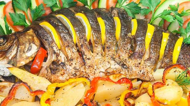 Рыба, запеченная с картофелем и овощами фото