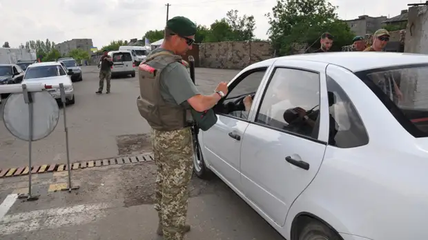 Около 260 автомобилей скопилось на КПП в Донбассе