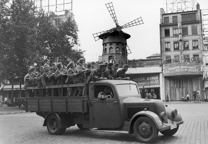 18 редких старинных фотографий танцовщиц кан-кана из Мулен Руж