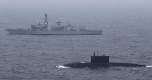 Британский корабль сопровождает российскую подводную лодку "Краснодар" в Ла-Манше. Если верить сообщениям британских адмиралов, воды вокруг острова буквально кишат российскими субмаринами. Фото твиттер Royal Navy