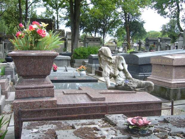 Надгробие Клео де Мерод.