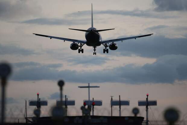 Рейс в Калининград трижды вернулся в Пулково, пассажиры требуют замену экипажа