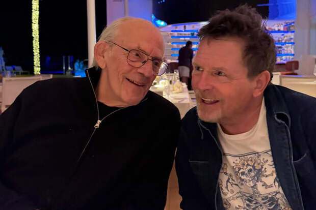 Актеры Кристофер Ллойд и Майкл Джей Фокс сделали совместное фото