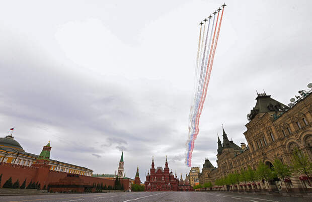 Штурмовики Су-25 на воздушном параде Победы в Москве, 9 мая 2020 года