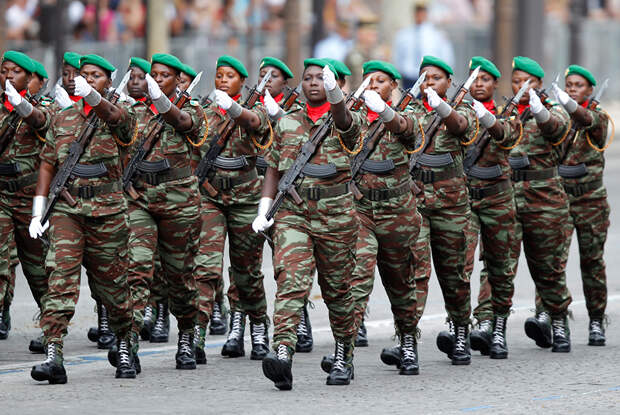 Женский полк армии Бенина марширует по Елисейским Полям в День взятия Бастилии в Париже