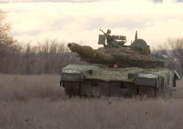Экипажи танков Т-80БВМ Западной группировки войск уничтожили артиллерийские позиции ВСУ на Купянском направлении