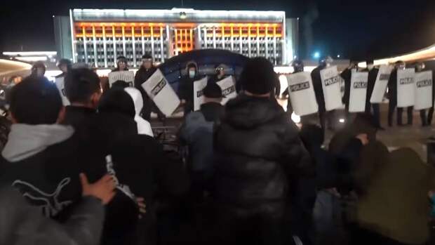 Политолог Бортник: протесты в Казахстане могут повторить украинский сценарий 2014 года