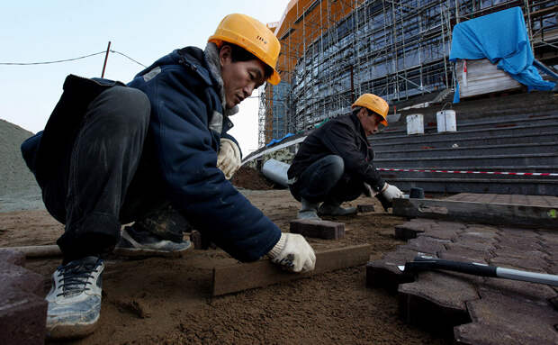 рабочие из КНДР на строительстве стадиона в Питере