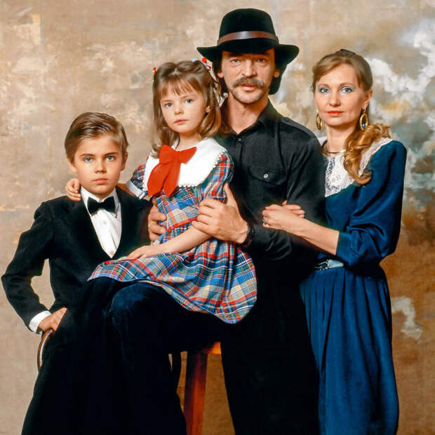 Михаил Боярский с женой и детьми.