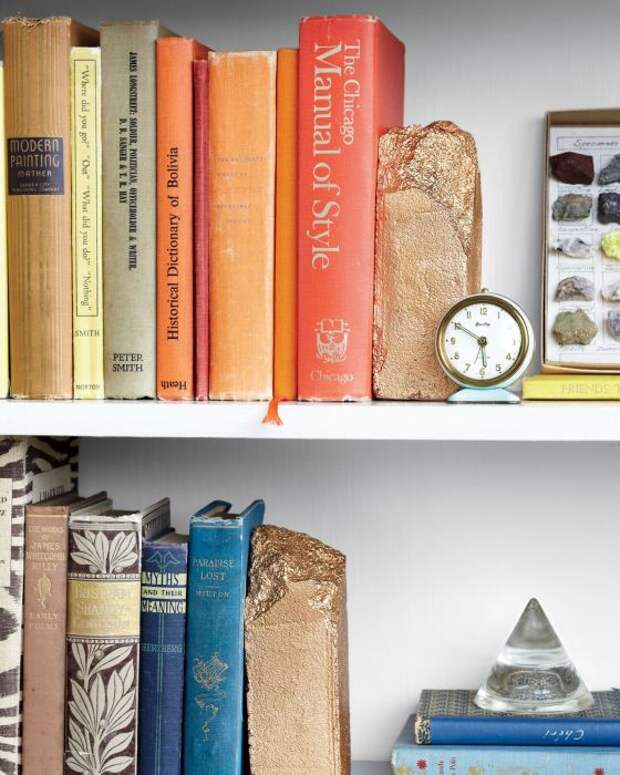 Золотой слиток на книжкой полке — весьма оригинально. /Фото: i.pinimg.com Золотой слиток на книжкой полке — весьма оригинально. /Фото: i.pinimg.com
