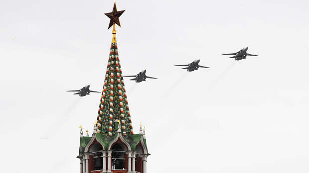 Фронтовые бомбардировщики Су-24 на воздушном параде Победы в Москве, 9 мая 2020 года