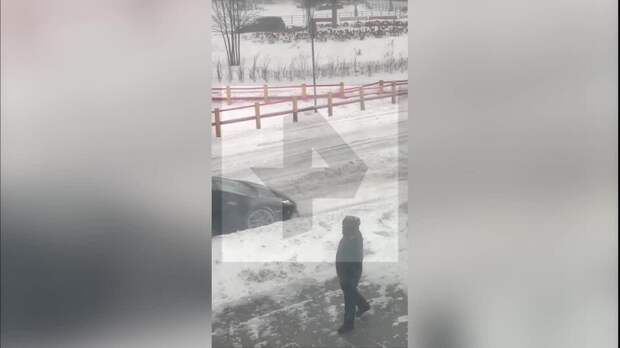 Спорткар Lamborghini увяз в снегу в Москве