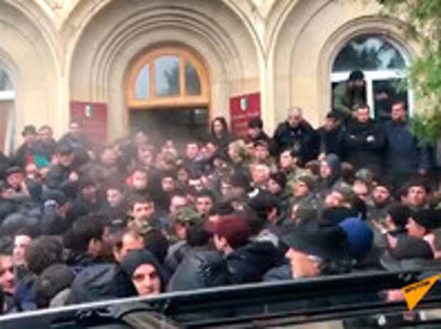 В непризнанной республике Абхазия участники акции протеста ворвались в администрацию президента Рауля Хаджимбы и требуют его отставки В непризнанной республике Абхазия участники акции протеста ворвались в администрацию президента Рауля Хаджимбы и требуют его отставки