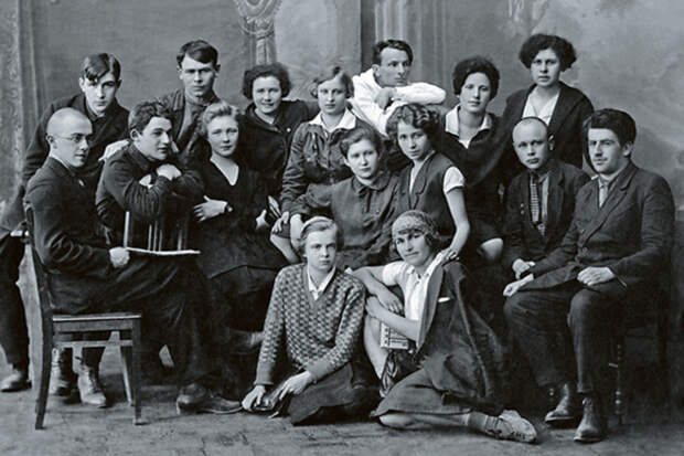 Ольга Берггольц (третья слева в среднем ряду) со студентами филологического факультета