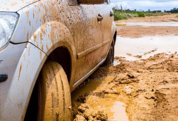 Автомобиль застрял в грязи