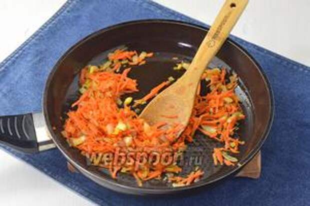 Лук и морковь очистить, лук нарезать кубиком, а морковь натереть на крупной тёрке. Поджарить на подсолнечном масле 5-6 минут.