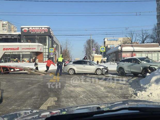 Две легковушки столкнулись на перекрестке улиц Пузакова и Демидовской в Туле