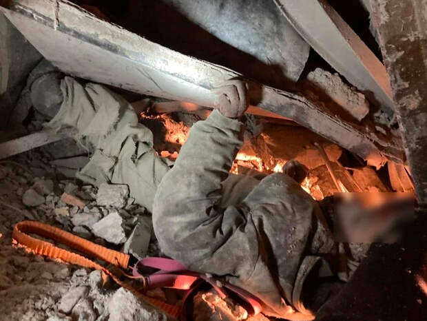 Хирург из Тувы Эргил Чадамба проник под завалы рухнувшего здания и провел ампутацию мужчине, ноги которого были придавлены. За операцию в опасных условиях без наркоза и ампутационного набора доктора наградили медалью МЧС, премией Минздрава и сертификатом на миллион рублей. Авария произошла 5 декабря 2021 года. Во время демонтажа 13-этажного здания газорезчики подрезали основания колонн и строение рухнуло на работников. Один мужчина погиб мгновенно, другой – оказался под завалами: конструкция упала на ноги.  В течение 9 часов спасатели пробирались к пострадавшему через завалы.
