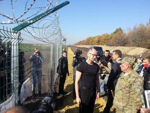 Дурачки из Украины тоже решили построить стену, но как обычно, разворовав деньги, о проекте забыли