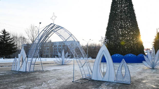 В Барнауле продолжают оформлять новогодние городки / Фото: администрация Барнаула