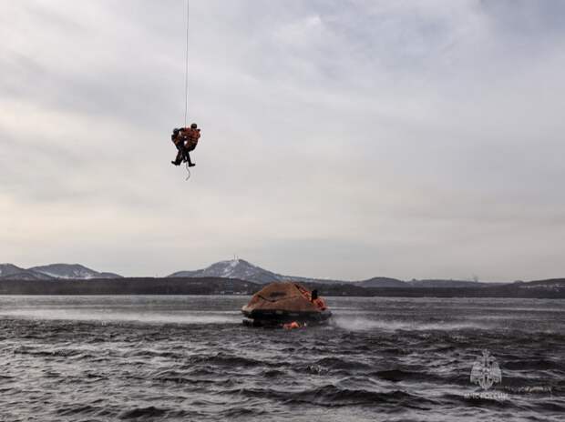 Камчатские спасатели отработали десантирование на воду