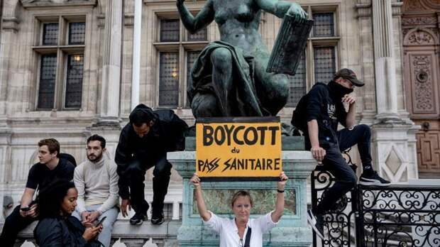 В 150 городах Франции прошли массовые протесты против «санитарных пропусков»