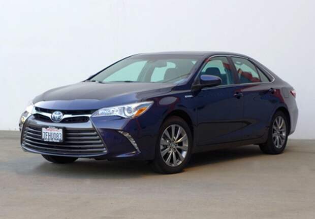 Автомобиль Toyota Camry.