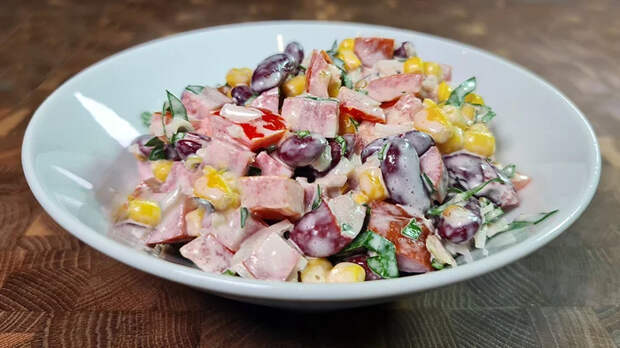 Салат на скорую руку с фасолью, кукурузой, копченой колбасой и помидорами Видео рецепт, Салат, YouTube, Видео, Длиннопост