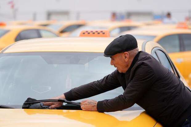 Орешкин: такси в Москве без современных технологий стоило бы втрое дороже