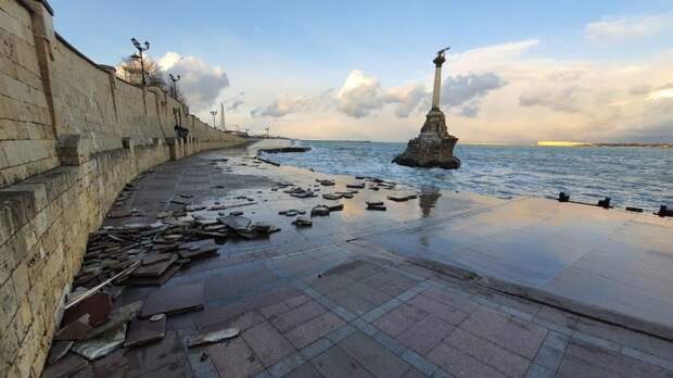 В Севастополе штормом смыло плитку возле памятника затопленным кораблям