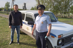 В Алтайском крае полицейские и сельчане спасли пенсионерку, упавшую в расщелину у реки