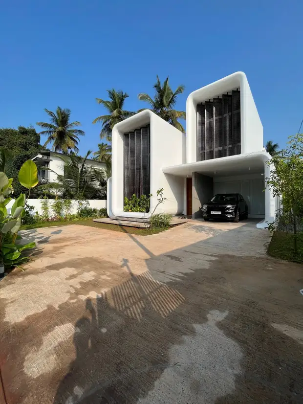 Семейный дом со смелым геометрическим фасадом в Индии