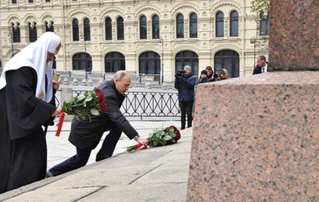 Путин возложил цветы к памятнику Минину и Пожарскому в Москве