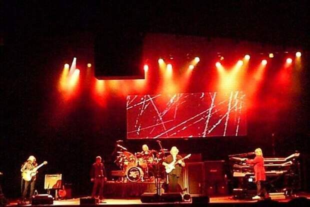 Yes отложили европейский тур из‑за операции гитариста Стива Хау