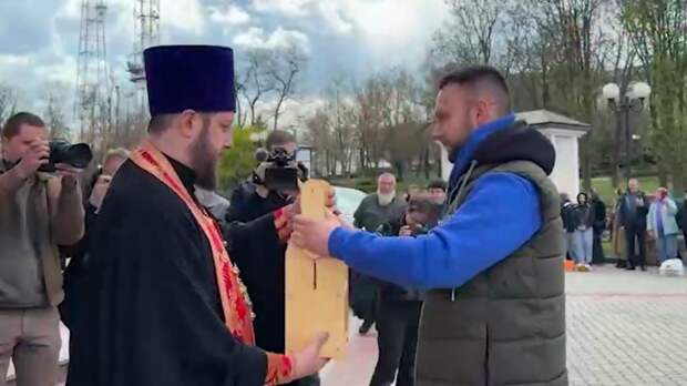 Благодатный огонь привезли бойцам Южного военного округа в ДНР