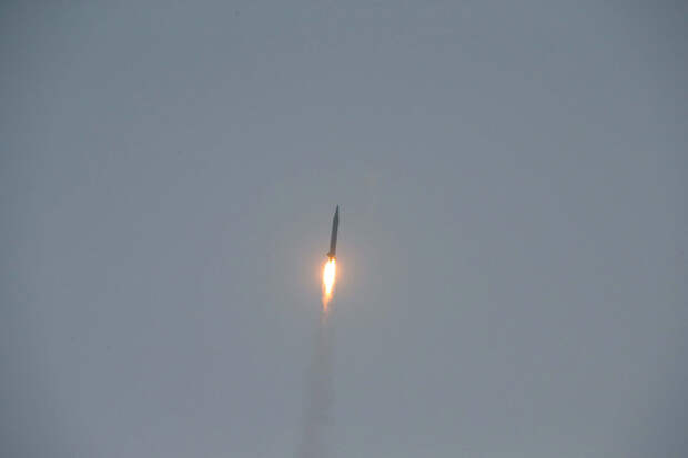 Yonhap: запущенная КНДР гиперзвуковая ракета пролетела 250 км и взорвалась