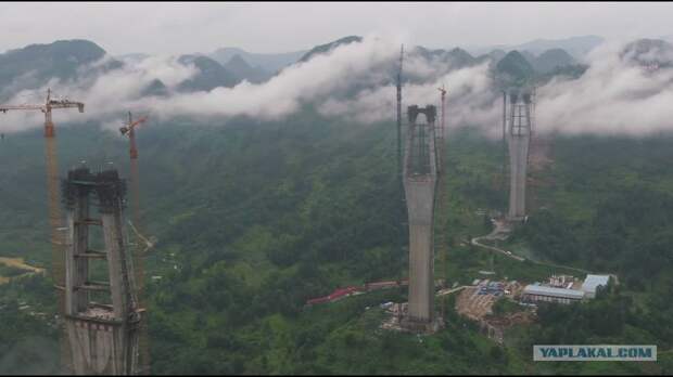 Как строят гигантский мост-небоскреб в Китае: видео дня