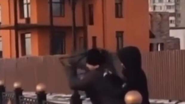 Мальчик выбрасывает урну Мальчик выбрасывает урну