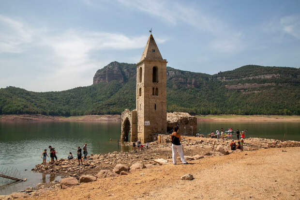 Церковь и руины древней деревни