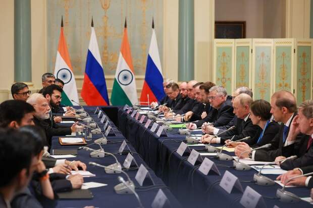 Владимир Путин и премьер-министр Индии Нарендра Моди во время встречи на полях саммита ШОС