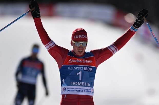 Большунов выиграл скиатлон на чемпионате России в Тюмени