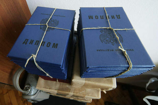 «Иногда приходят совсем идиоты». Каким студентам пишут дипломы на заказ