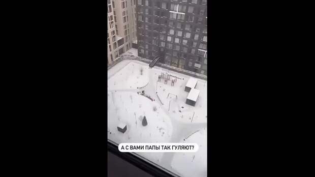 Иглу из цветного льда построил москвич для детей в своем дворе