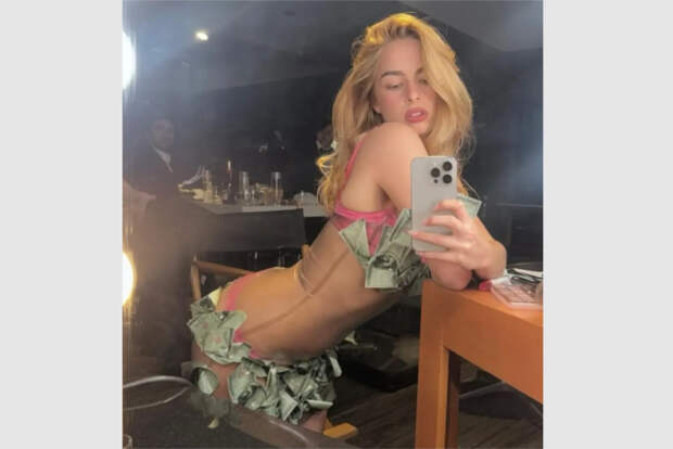 Известная певица прикрыла тело фейковыми долларами