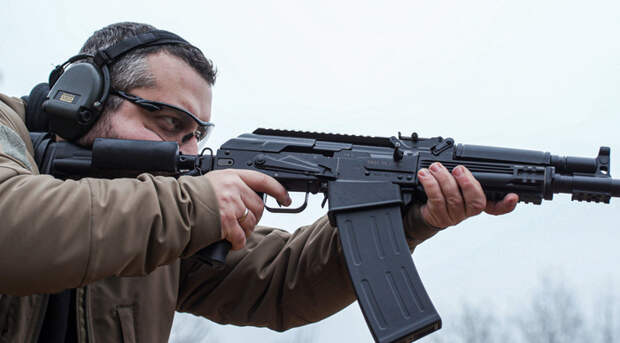 Сайга-12 берёт корни в том числе и от АК. /Фото: kalashnikov.media Сайга-12 берёт корни в том числе и от АК. /Фото: kalashnikov.media