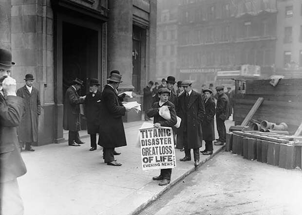 Мальчик Нед Парфетт продаёт копии вечерней газеты с новостью о затонувшем Титанике, 16 апреля 1912