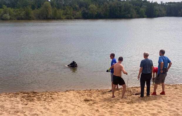 В Самарской области из озера вытащили тело мужчины