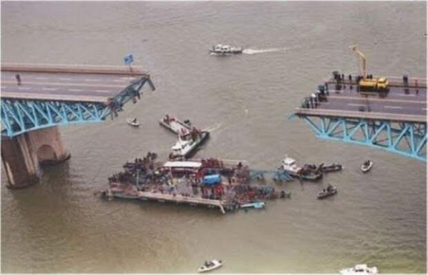 21 октября 1994 года в Сеуле обрушилась часть моста, который незадолго до этого перебывал на ремонте. С 20-метровой высоту в реку обрушились части моста вместе с автобусами и машинами. Трагедия унесла жизни 32 человек, большая часть которых - дети.