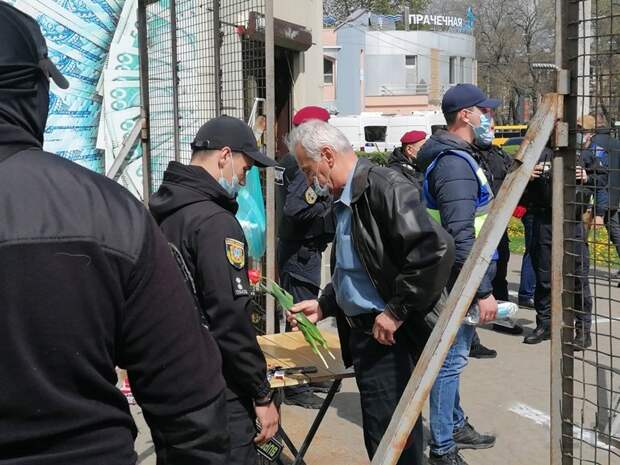Одесса 2 мая: на Куликовом много цветов и много полиции Одесса 2 мая: на Куликовом много цветов и много полиции